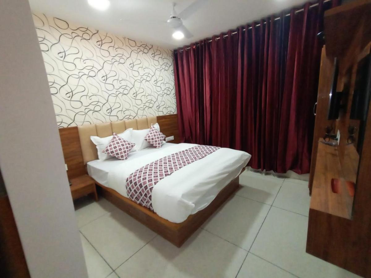 Hotel Dreamland Вадодара Экстерьер фото